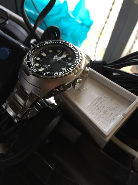 Charging the Seiko Prospex GMT Kinetic Tuna Air Diver 200m aka SUN019  (Braun Toothbrush Charger) | seikoparts